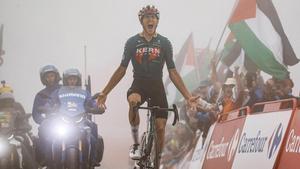 El ciclista español Pablo Castrillo, del Kern Pharma, celebra el triunfo en el Cuitu Negro.