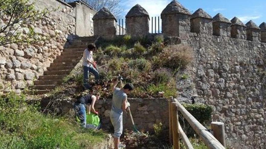 Joves a la zona del castell