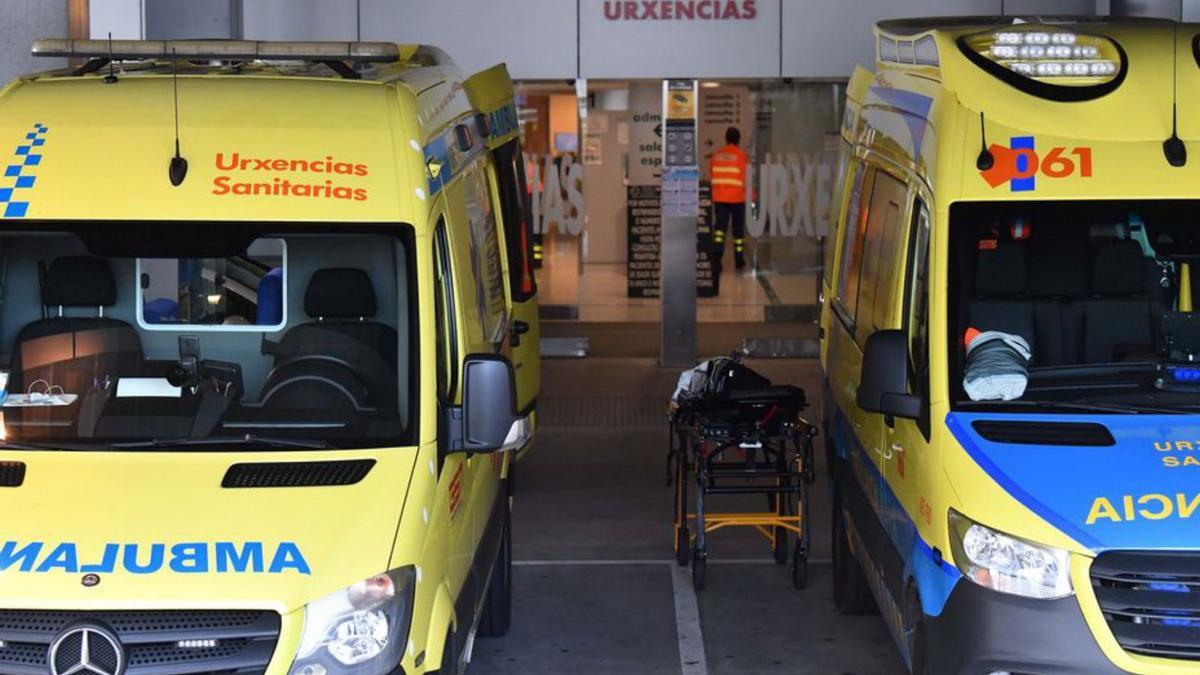 Ambulancias en el acceso a las Urgencias del CHUAC. // L. O.