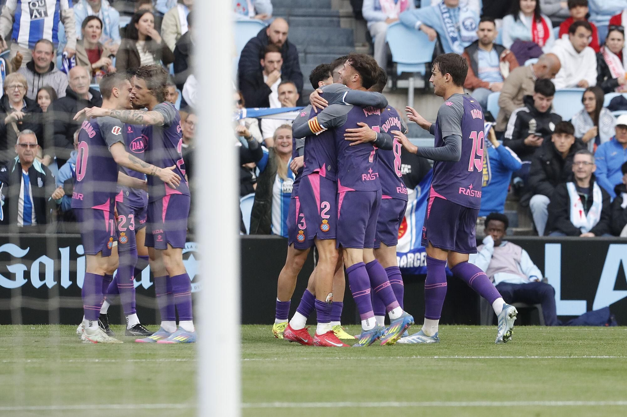 VIGO (PONTEVEDRA), 12/04/2025.- Los jugadores del Espanyol celebran el gol ante el Celta, durante el partido de LaLiga en Primera División que Celta de Vigo y RCD Espanyol disputan este sábado en el estadio de Balaídos. EFE/Salvador Sas