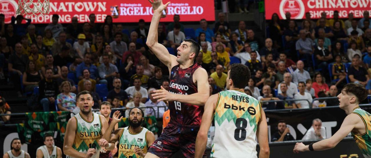 Gio Shermadini lanza a canasta ante la miarada de varios jugadores del Bilbao Basket. | | CARSTEN W. LAURITSEN