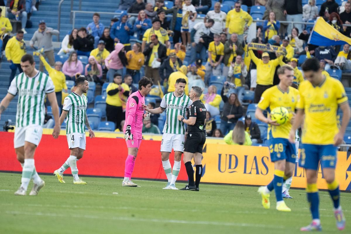 Carlos Albarrán, junto a Iker Álvarez y Álex Martín, conversa con De Ena Wolf en la visita al Gran Canaria.