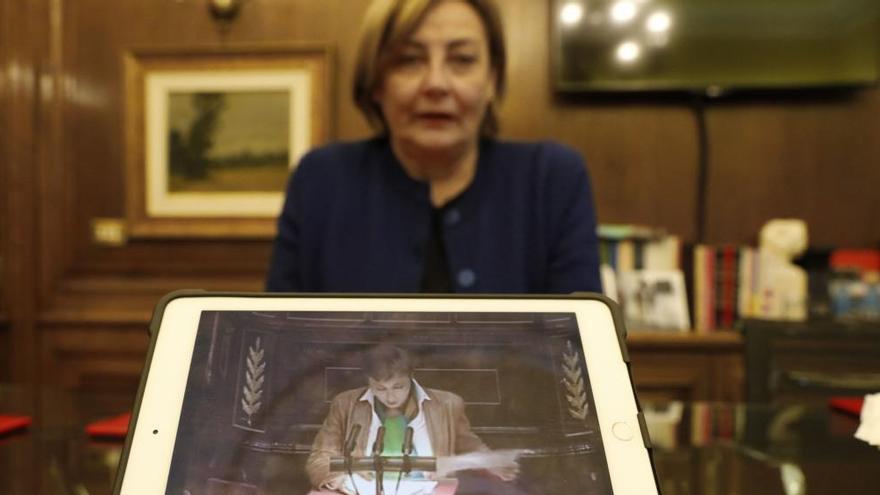 Monteserín en su despacho, con un ipad en primer término que capta su intervención de aquel 22 de diciembre en el Parlamento.