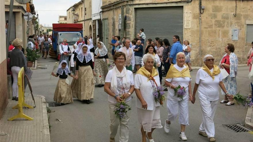 Petra rinde homenaje al Pare Serra con el tradicional desfile de carrozas