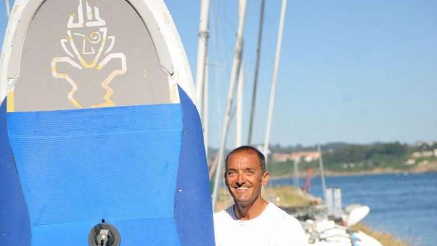 Jorge Maciel posa con una tabla de windsurf en la playa de Oza, donde tiene su escuela. / 13fotos