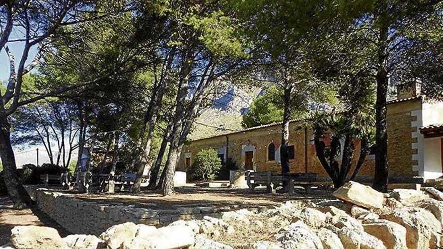 Es Canons se halla entre la urbanización de Sant Pere y Betlem y la Colònia, y limita con el Parc de Llevant.