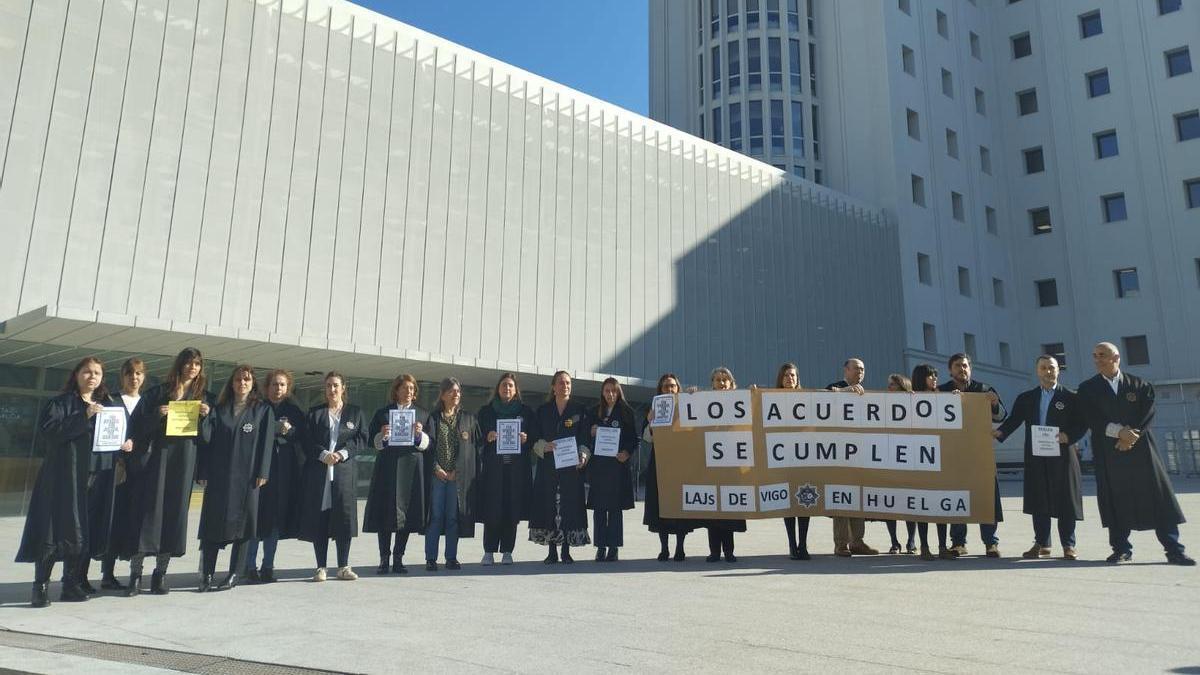Concentración de letrados de la Administración de Justicia en la Ciudad de la Justicia de Vigo tras el fracaso de la primera reunión con el Ministerio. 17 febrero 2023. Alba Villar