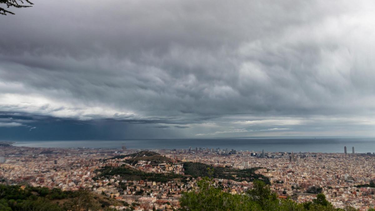 Mañana con cielo amenazador en Barcelona, el 10 de febrero del 2024. Poca lluvia llegaba al suelo, mientra se veía la cortina de lluvia más intensa en la zona del Maresme y mar adentro hacia el noreste