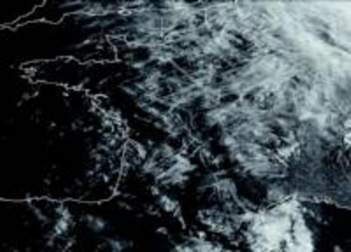 Deixants de condensació sobre França, dimecres passat. Deixants de condensació sobre França, dimecres passat.