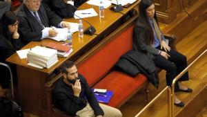 Rosa Peral (d) y Albert López (i), los dos agentes de la Guardia Urbana de Barcelona acusados de matar a un compañero en un triángulo amoroso, en la Audiencia de Barcelona.