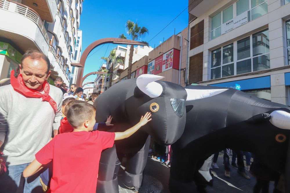 Toros "bravos" y carreras con el San Fermín infantil en de las fiestas patronales de Torrevieja