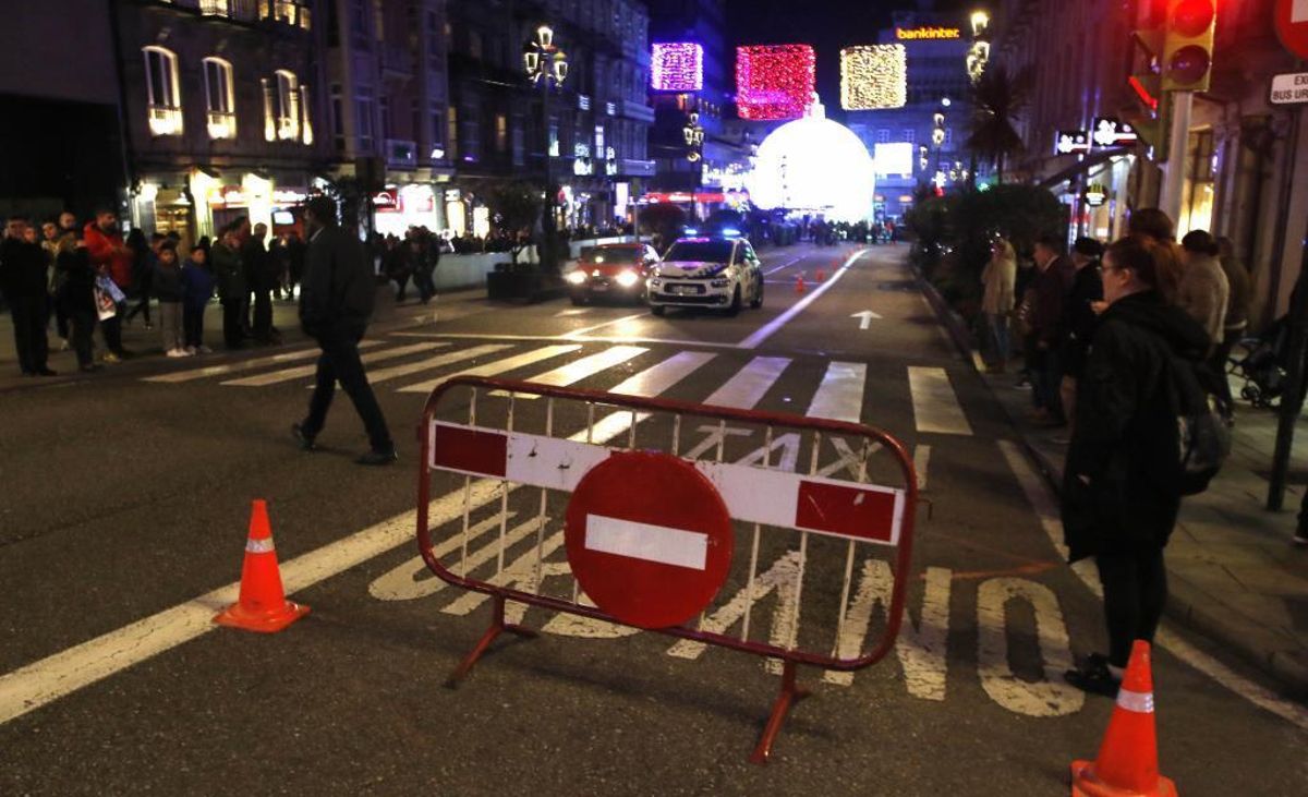 Uno de los cortes de tráfico realizados en el centro de Vigo por la Navidad 2019 en Vigo. // Alba Villar
