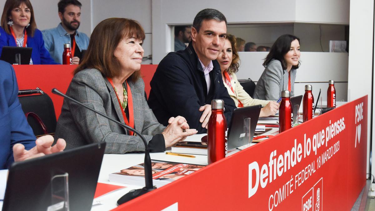 Cristina Narbona, Pedro Sánchez, María Jesús Montero y Andrea Fernández, durante la reunión del Comité Federal del PSOE.