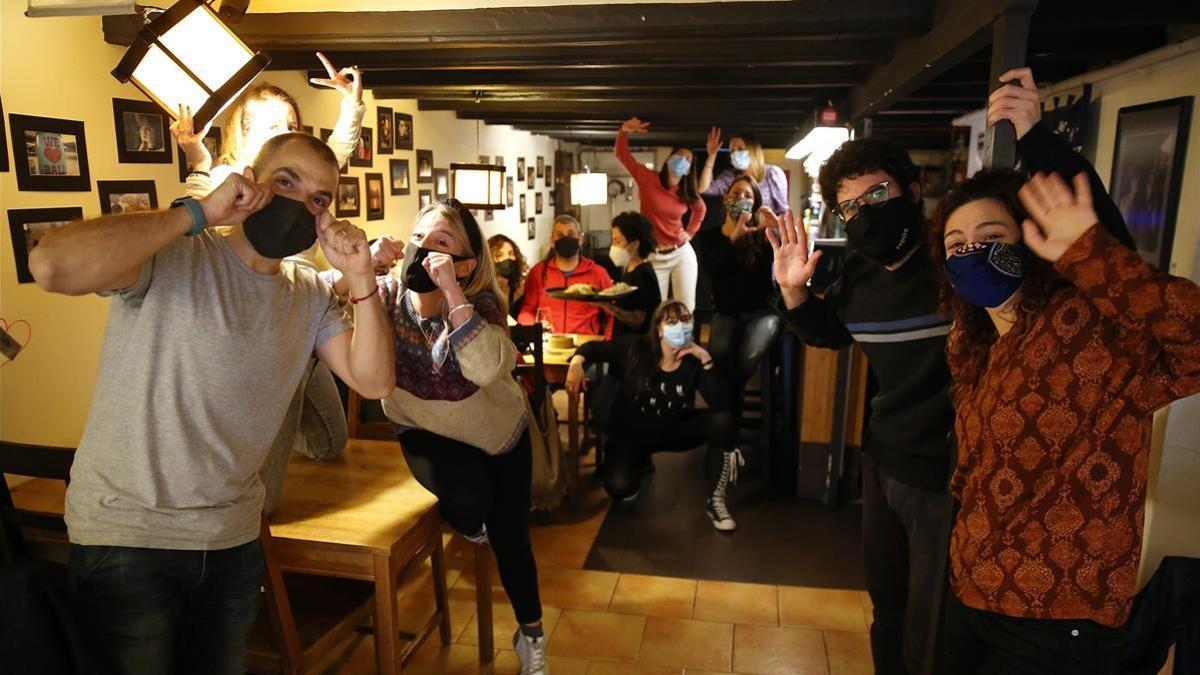 Jordi Brau, con su equipo y clientes en el último día de Momos, el pasado sábado.