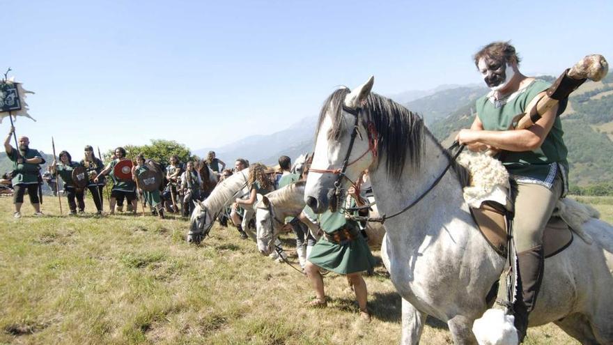 Una batalla durante el Festival Astur-Romano de La Carisa.