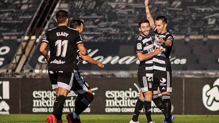 Los jugadores del FC Cartagena celebran uno de sus goles ante el Albacete.