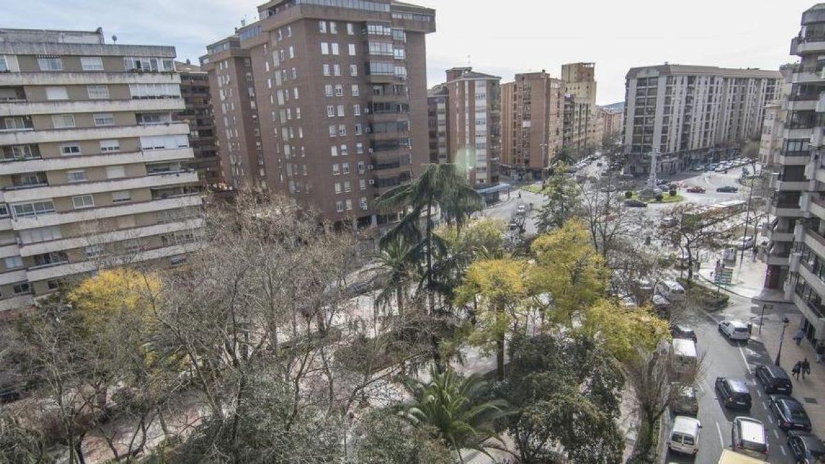 Imagen aérea del paseo de Cánovas y la Cruz de los Caídos de Cáceres.