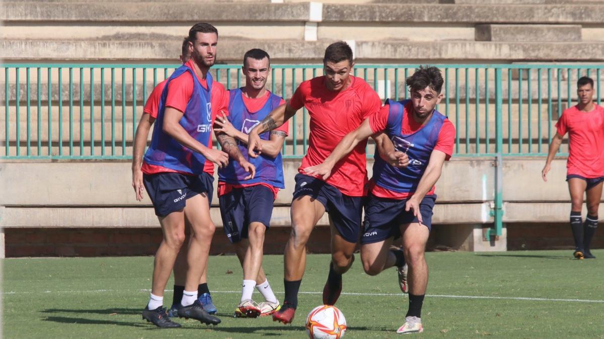 Adrián Fuentes y Christian Delgado pugnan por un balón durante el entrenamiento.