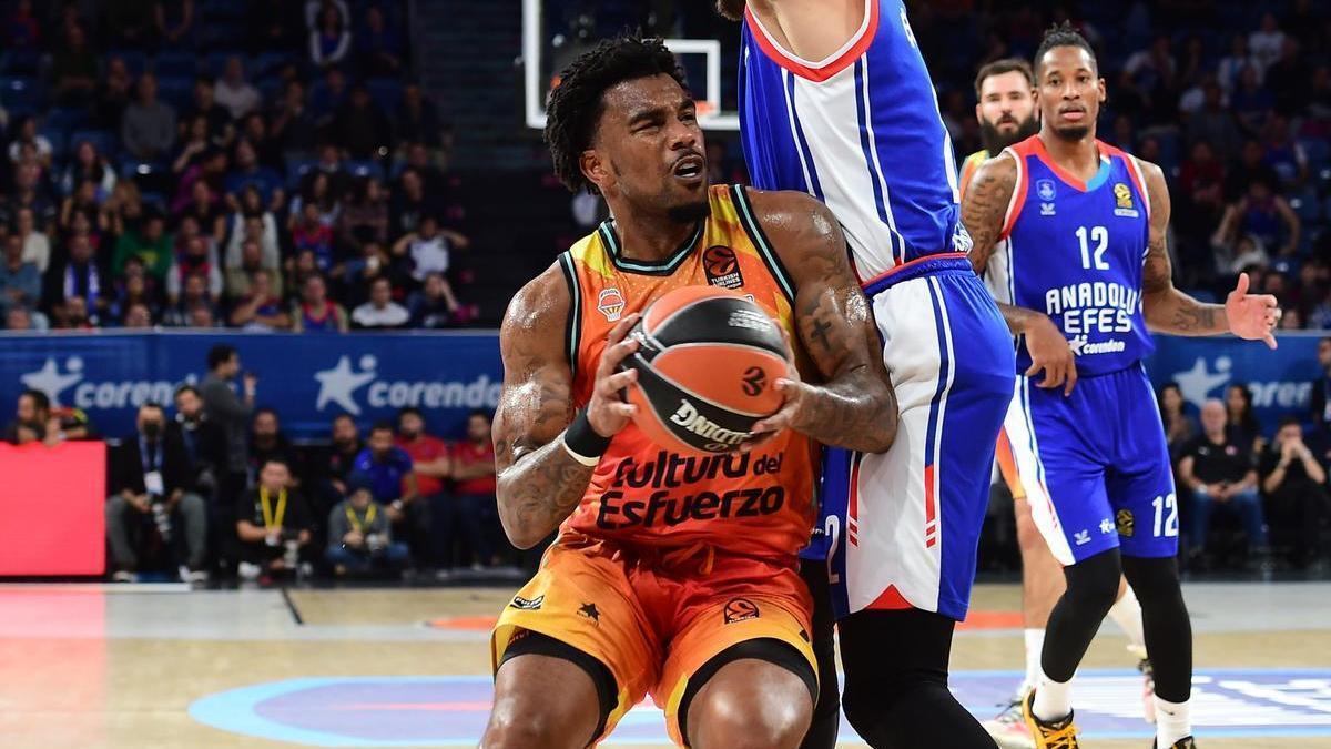 Chris Jones, en una de sus acciones ofensivas ante el Anadolu Efes