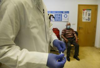 Los expertos temen el impacto de la gripe en el primer otoño sin mascarillas