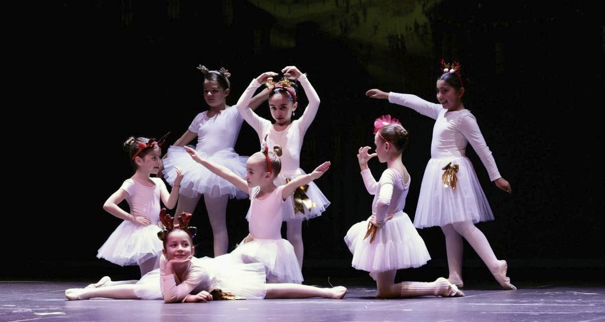 Las niñas de ballet, durante su actuación. |  Bernabé