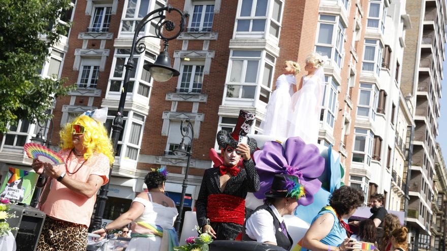 VÍDEO: Banderas arcoíris para pedir a gritos la ley LGTBIQ+ en Asturias: así ha sido la manifestación por el Orgullo en Gijón