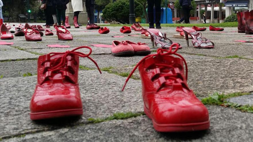 Zapatos rojos para recordar a las víctimas de violencia de género // Iñaki Abella