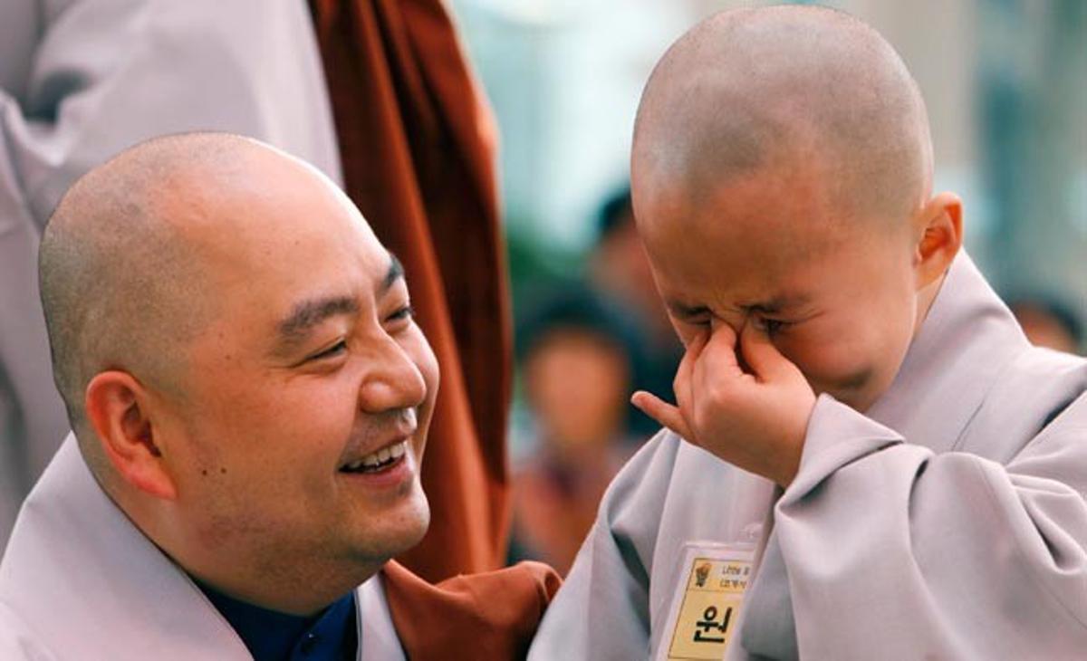 Un petit monjo budista plora aquest dilluns després que li rasurin el cap durant una cerimònia per celebrar l’aniversari de Buda del pròxim 10 de maig.