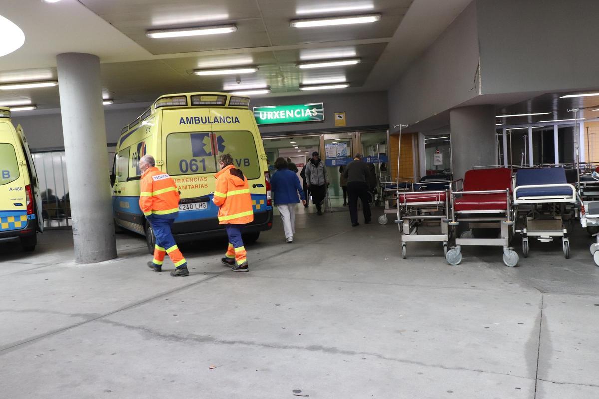 Ambulancias y pacientes, este miércoles, en la entrada principal del servicio de Urgencias del hospital de Ourense.