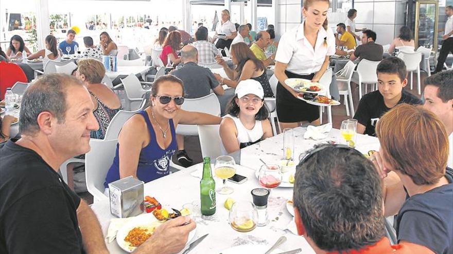 El turismo prevé un verano récord en empleo pero falta cualificación