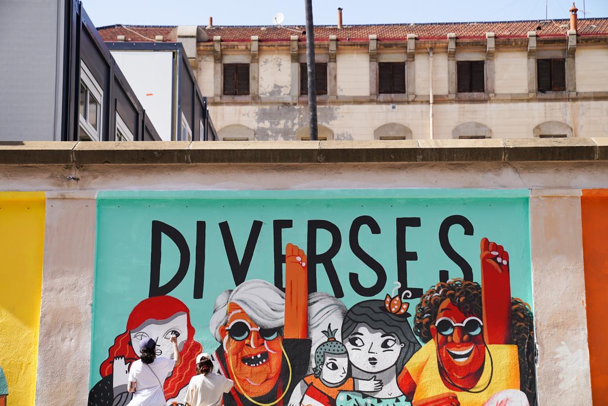 Juntes, diverses i rebels: així són les dones del nou mural de la Model