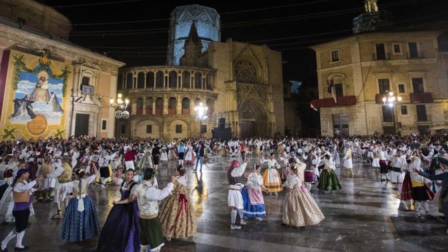 Rocío Gil lidera un baile tradicional histórico con 500 falleros en la plaza