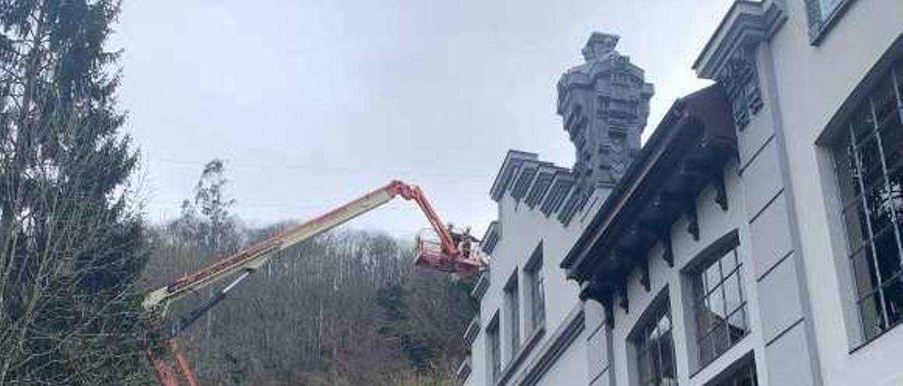 Trabajos de limpieza de la cubierta de la sala de máquinas del pozo San Luis