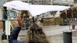 Un puente pegados al paraguas en Galicia