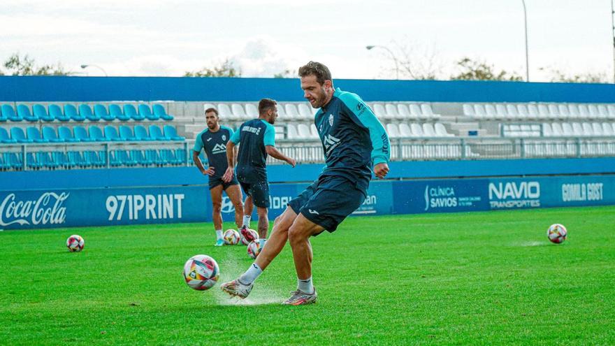 El delantero balearico David Rodríguez dispara a portería durante un entrenamiento en el Estadi Balear