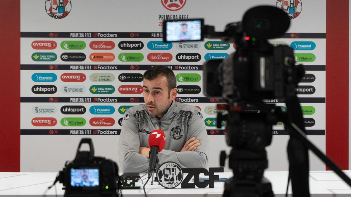 Yago Iglesias, en la rueda de prensa ofrecida ayer en el estadio Ruta de la Plata. / José Luis Fernández