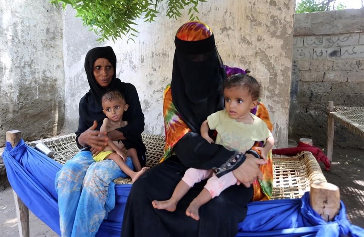 jjubierre35693342 yemeni women sit with their malnourished children on septemb160928181648