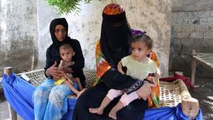 Mujeres yemenís con sus hijos malnutridos en la ciudad de Hodeida, en Yemen.