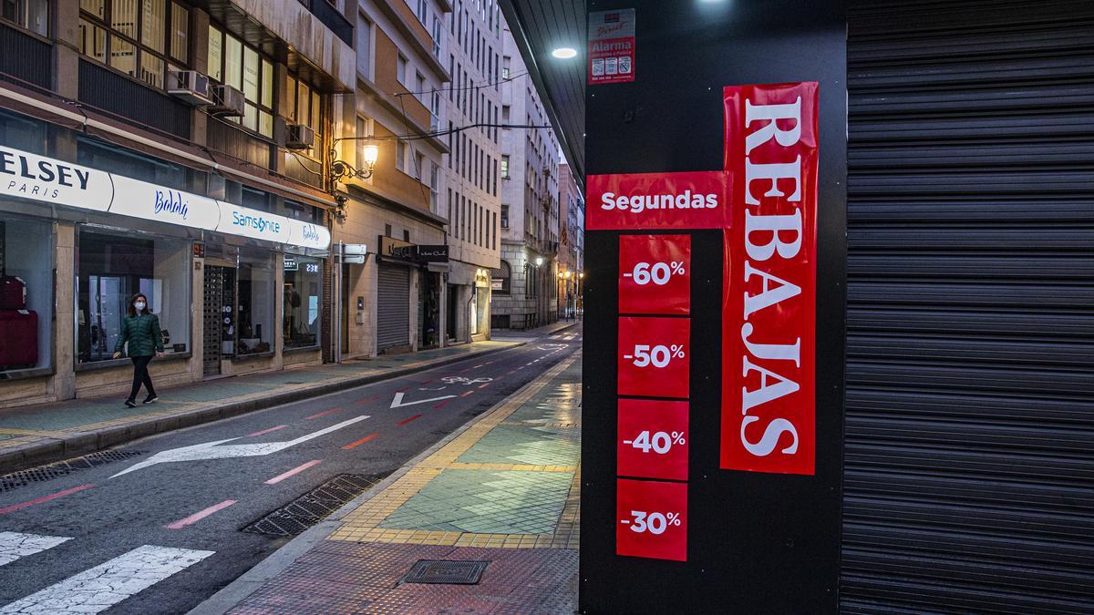 Calles comerciales vacías desde que adelantó el horario de cierre y se clausuró la hostelería en Alicante