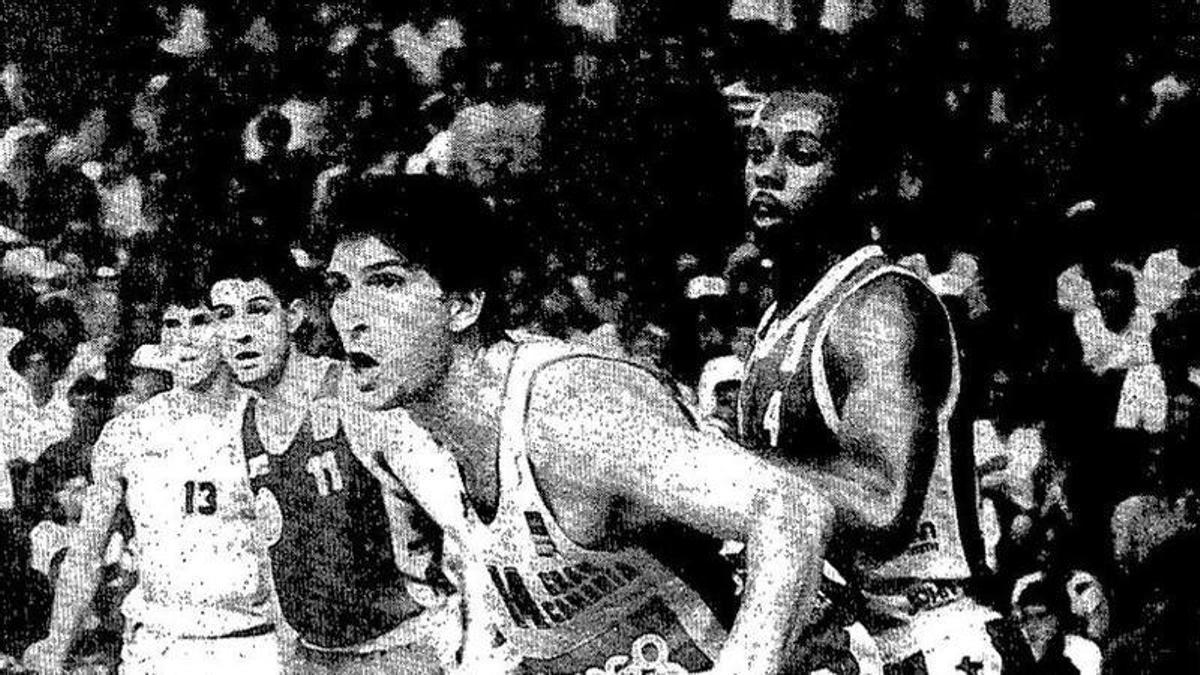 Urdiain es defendido por Henry Turner, quien tuvo un gesto antideportivo con el público del CID al término del encuentro.