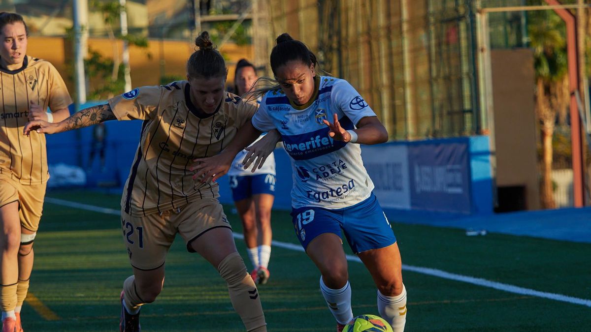 Sakina, del Costa Adeje, controlando el balón.