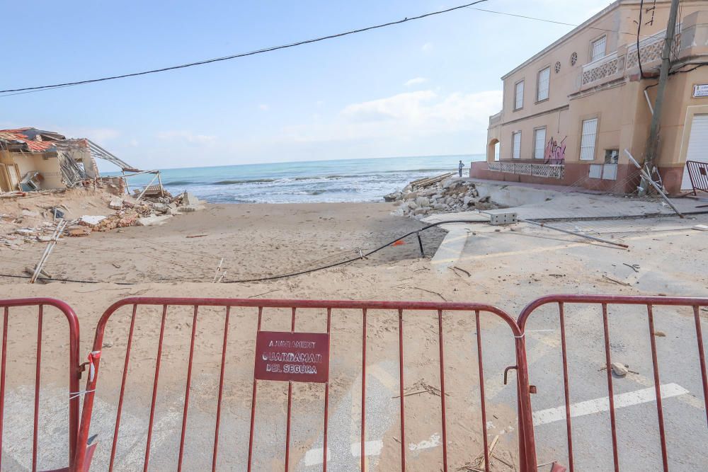 La desaparición de alguna de las casas tradicionales de la playa Babilonia ha provocado que la arena ocupe el hueco de las parcalas.