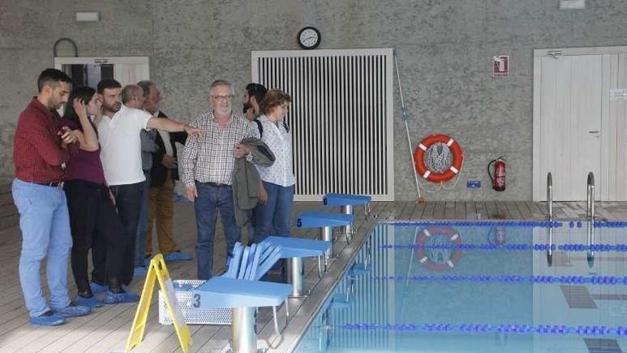 Representantes del gobierno local, en una visita a la piscina. // S.Á.