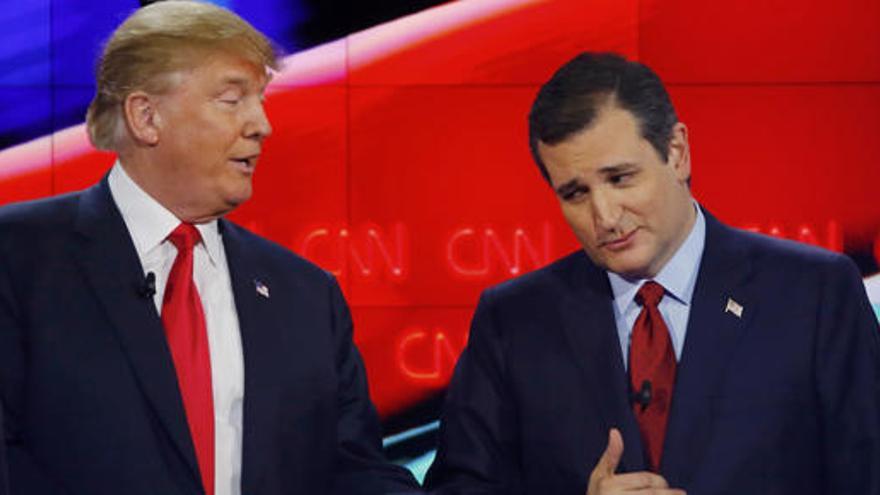 Donald Trump, junto a Ted Cruz en el quinto debate.