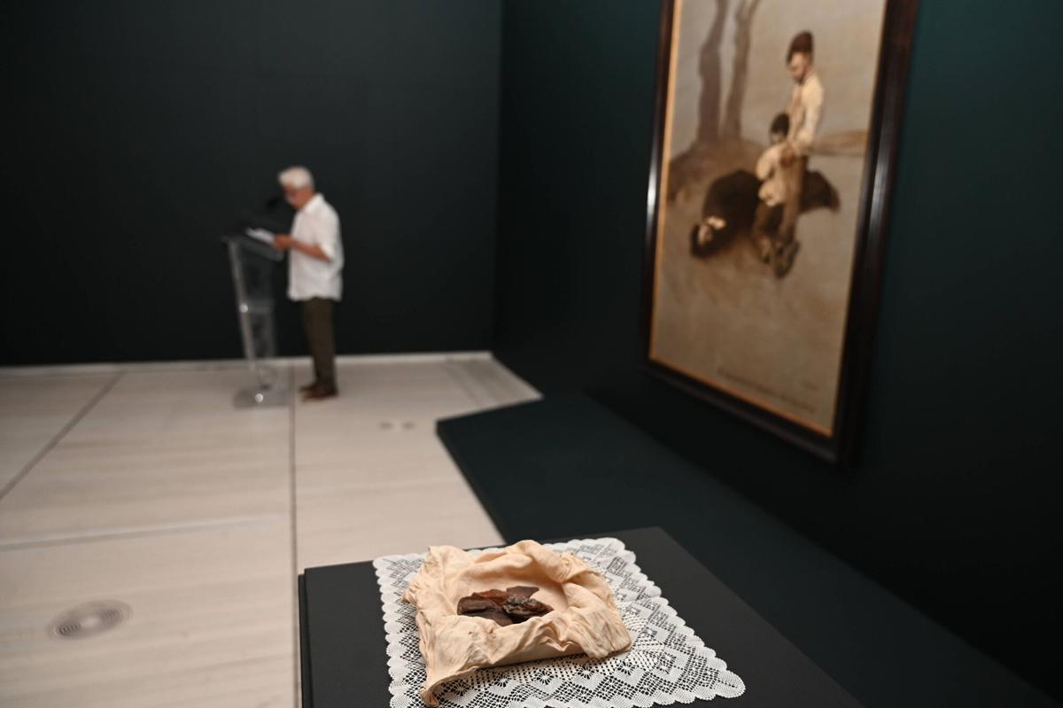 PONTEVEDRA.Acto de homenaje a Alexandre Bóveda el día de Galicia Mártir en el Museo con la colocación de unas maderas del pino donde lo asesinaron al lado del cuadro a derradeira leicion do Mestre realizado por Castelao