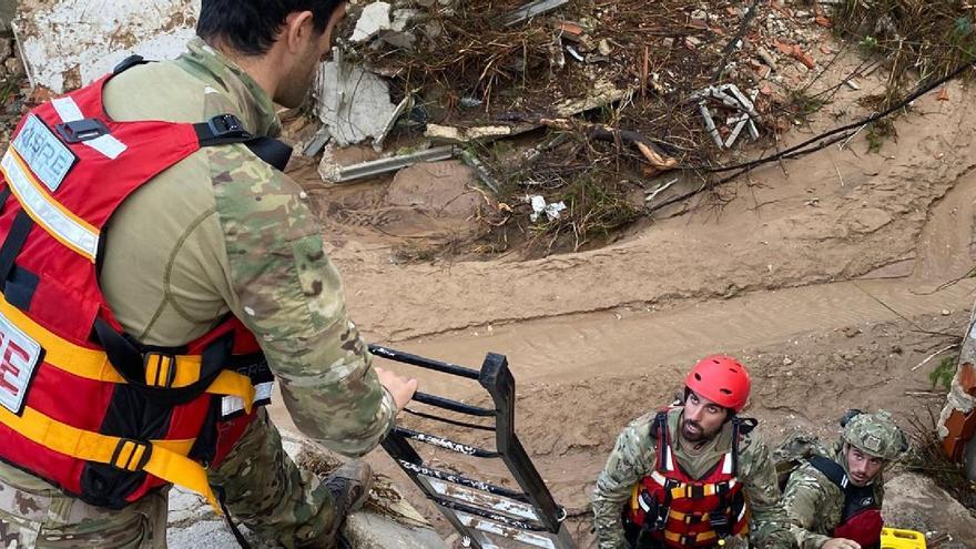 Militares y policías actúan entre el fango y la devastación