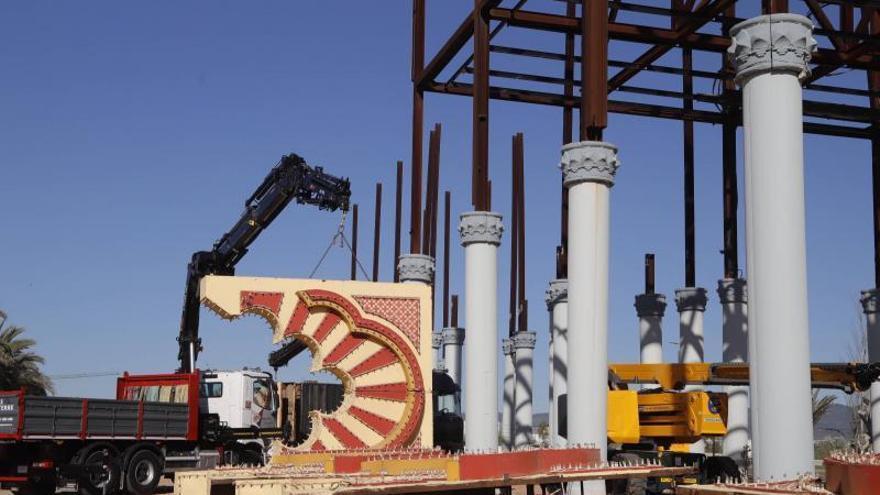 Cuenta atrás en Córdoba para la Feria de 2026: empieza el montaje de la portada, la más grande de Andalucía