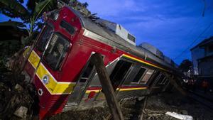 Archivo - Imagen de archivo de un accidente de tren en Indonesia