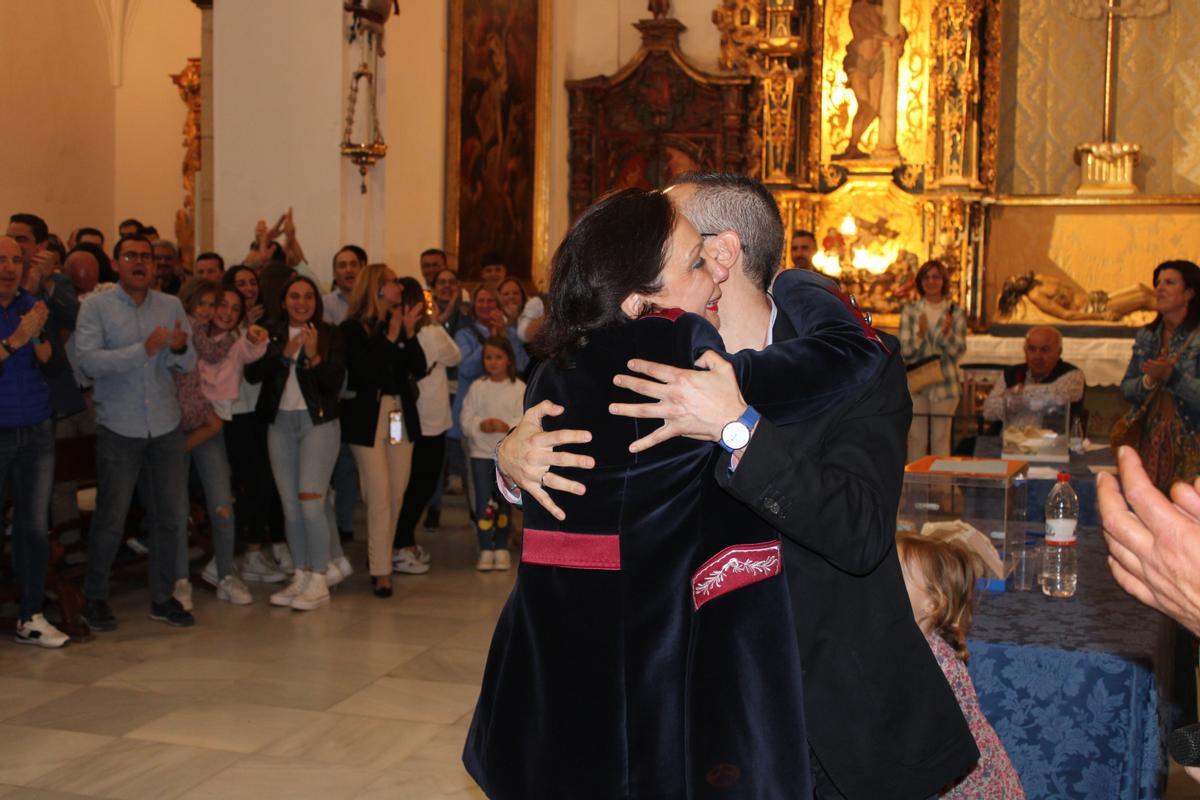 La presidenta de la Asociación de Nuestra Señora la Virgen de los Dolores felicitaba al nuevo presidente con un abrazo.
