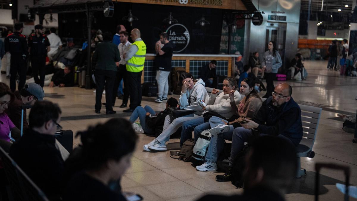 BARCELONA 28/04/2025 Sociedad. Viajeros de AVE y larga distancia entran en las instalaciones de la estación de Sants, minetras que los de media y corta se quedan fuera sin poder entrar. el día que hubo el apagon electrico en españa. FOTO de ZOWY VOETEN